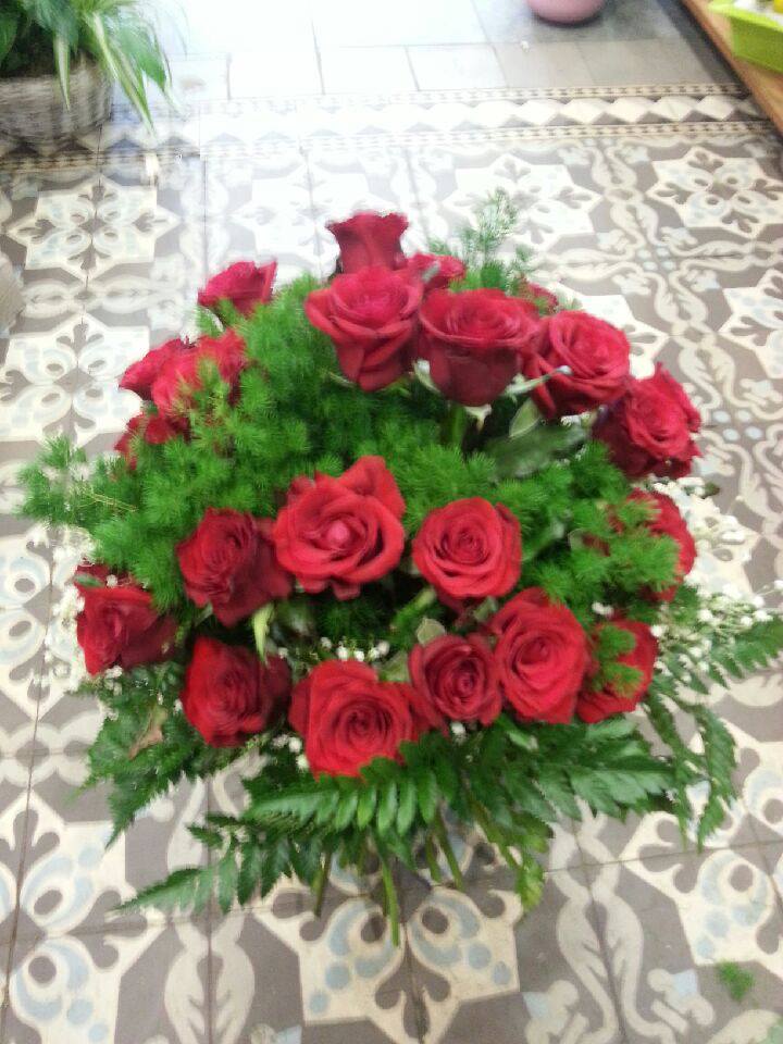 le bouquet de roses rouges Bouquet valenciennes fleurs fleuriste hé fleur et moi le Quesnoy Saint amant Denain
