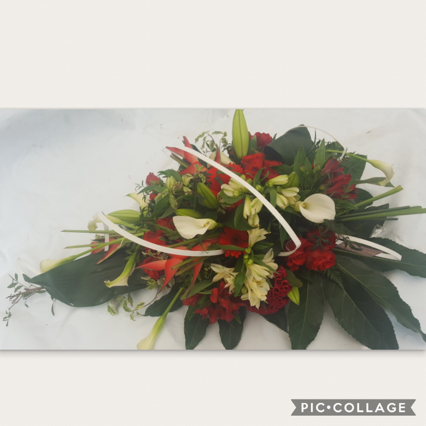 Gerbe a la main deuil enterrement by Hé fleur et moi fleuriste Valenciennes