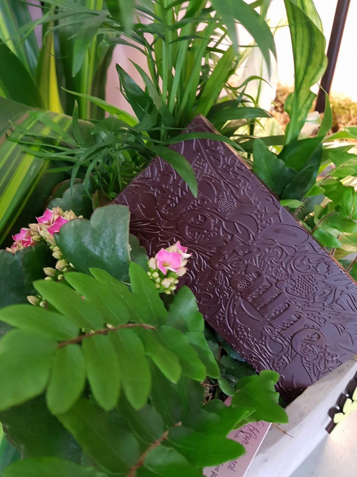 Pour la fête des mères votre fleuriste de Valenciennes Hé fleur et moi c'est associé avec un chocolatier français pour accompagner votre bouquet de fleurs d'un chocolat de qualité
