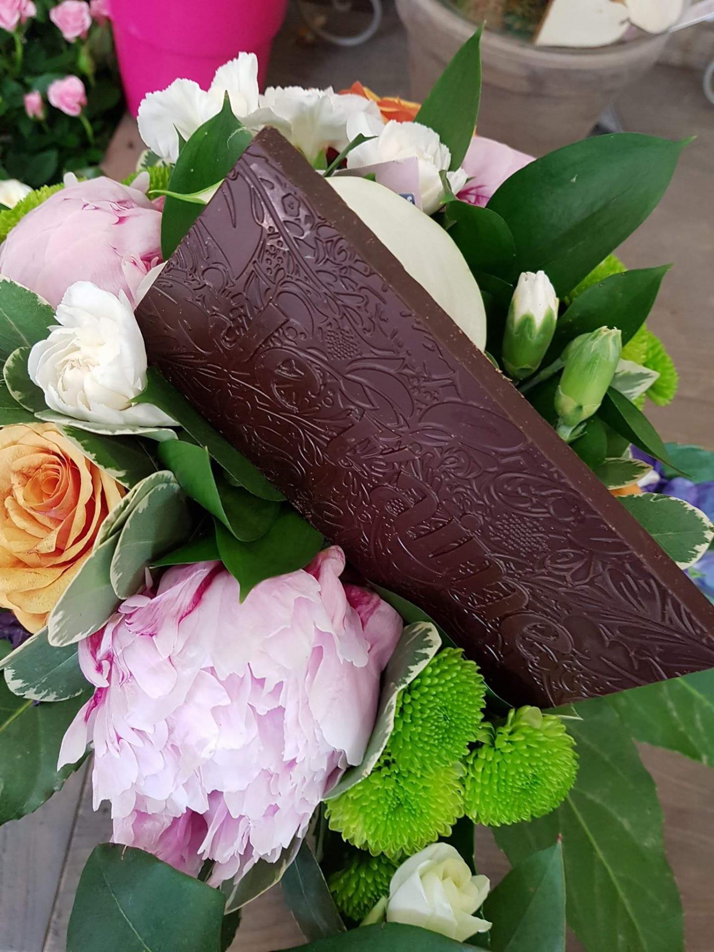 Pour la fête des mères votre fleuriste de Valenciennes Hé fleur et moi c'est associé avec un chocolatier français pour accompagner votre bouquet de fleurs d'un chocolat de qualité