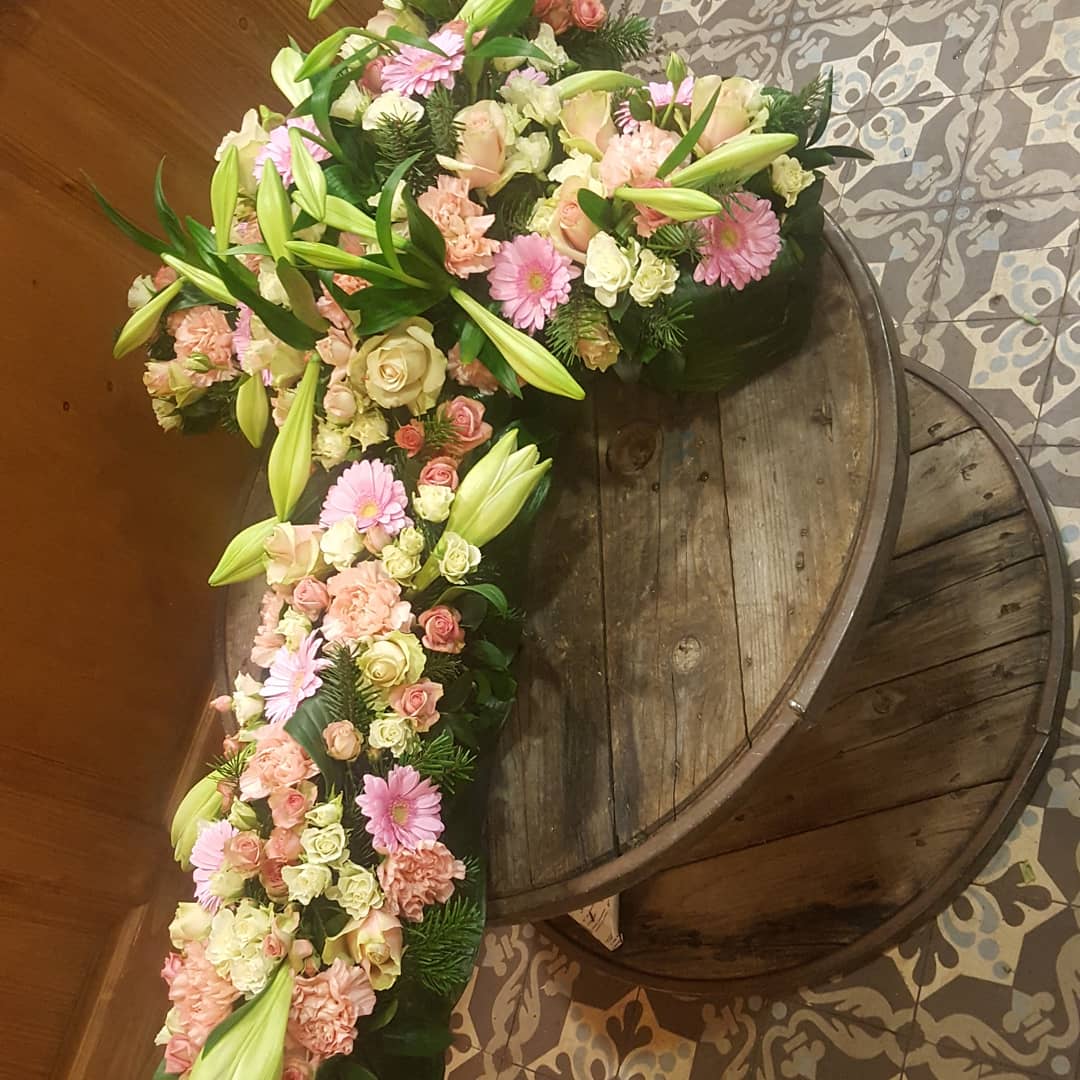 Croix deuil Hé fleur et moi fleuriste valenciennes fleurs Denain Saint Amand nord Hainaut enterrement Le Quesnoy