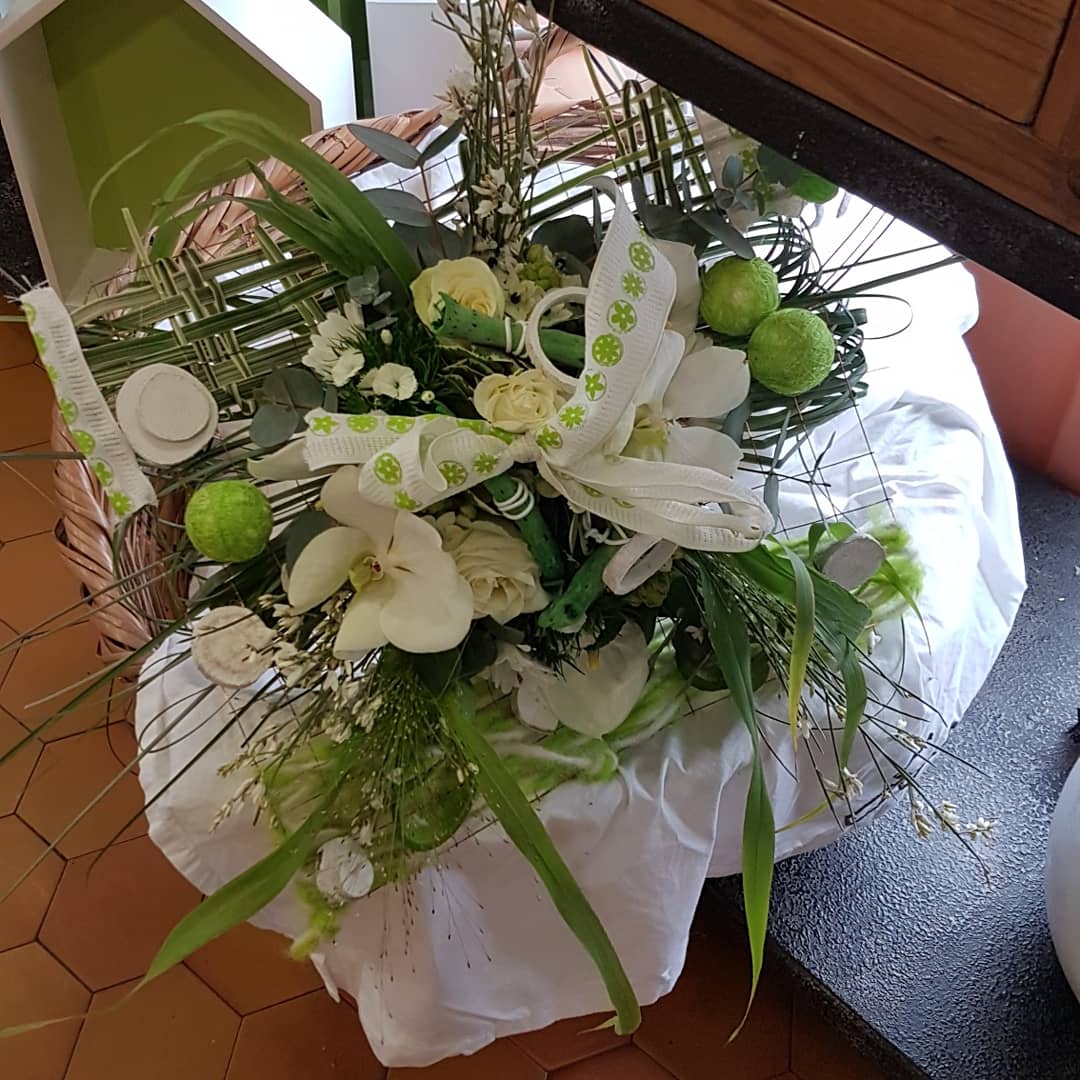 Le bouquet du 1er cours d'art floral de 2019 de mercredi 16 janvier. Chez votre fleuriste Hé fleur et moi de Valenciennes Le cours est complet #artfloral #fleuriste #hefleuretmoi
