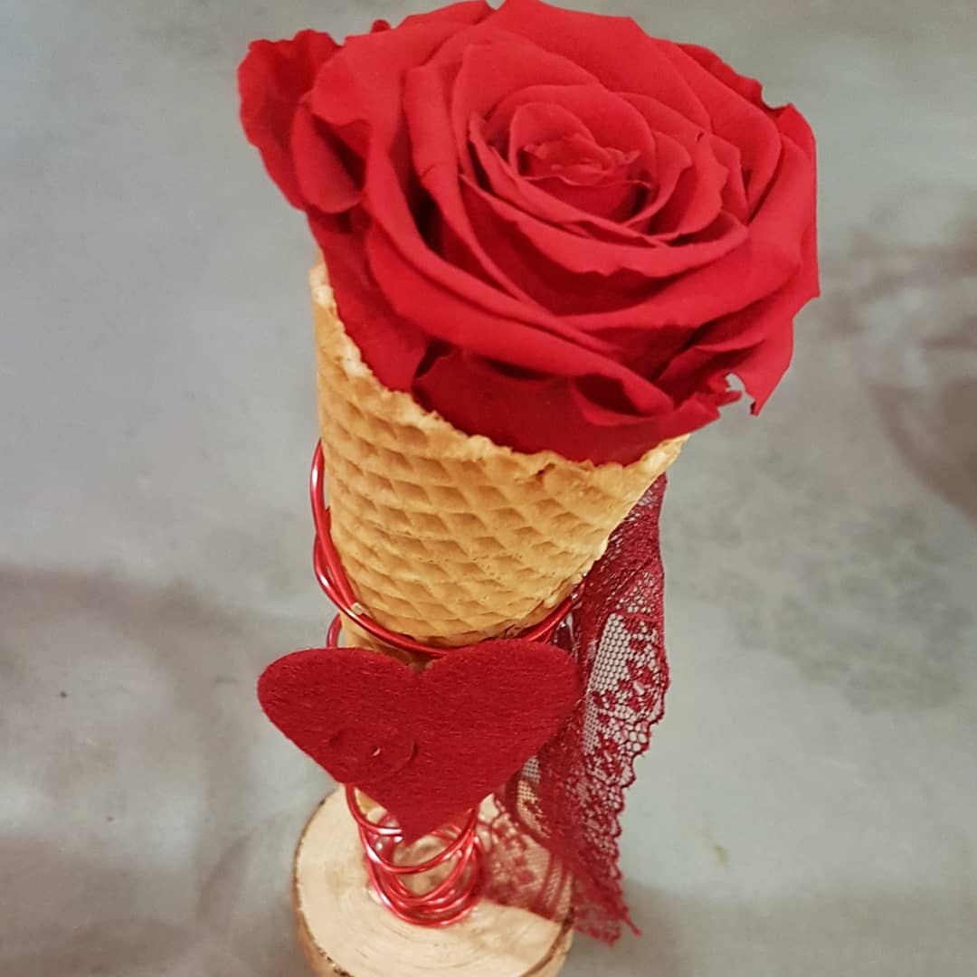 La rose éternelle chez hé fleur et moi Sous cloche style la Belle et la Bête Dans son pavé de verre Dans son cornet patissier parce ce que l'amour est la plus belle des gourmandis